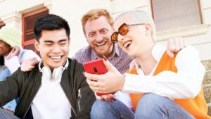 Benefits of using TikTok small business accounts image of friends watching tiktok